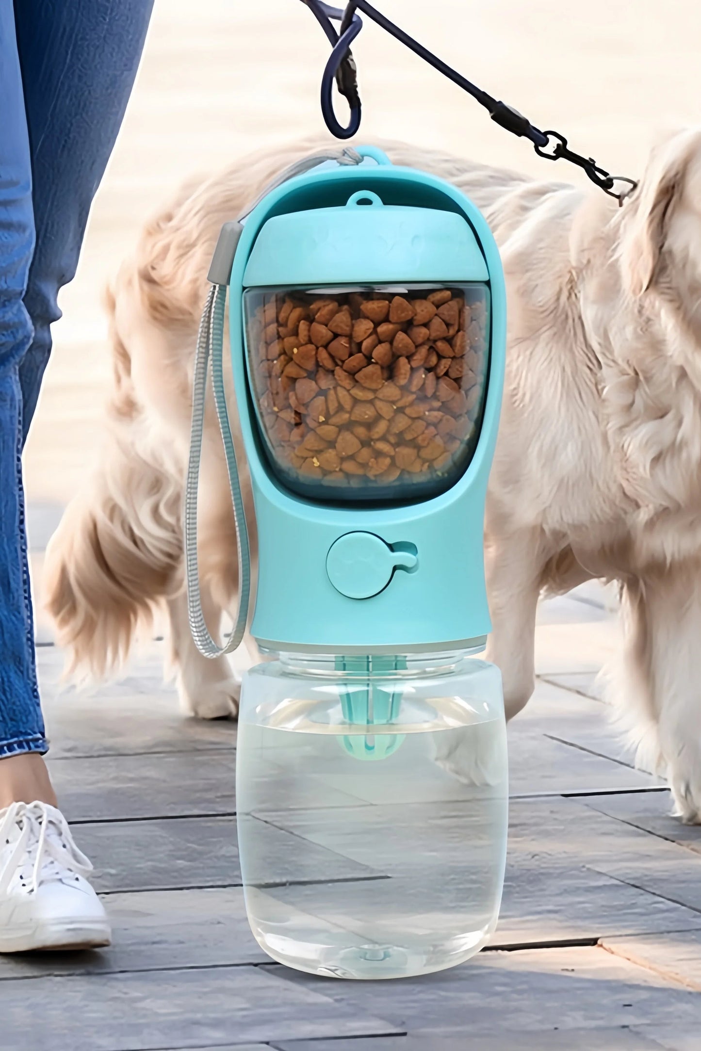 Two-in-one pet container with water and food storage. Have fun and walk your dog!